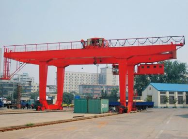 Uirlisí Nua Dearadh Nua-Ghluaisteáin Uirbeach 80 Tonna le Crann Gantry