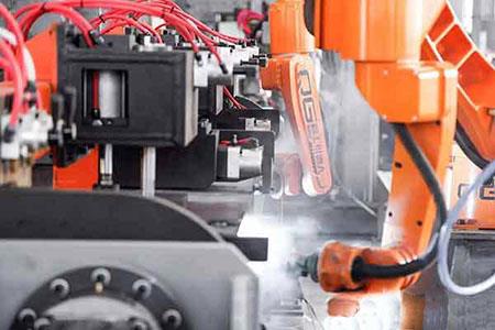 Tá deireadh le robot táthaithe bhíoma le húsáid ar scála mór.jpg End beam welding robot is about to put into use on a large scale.jpg